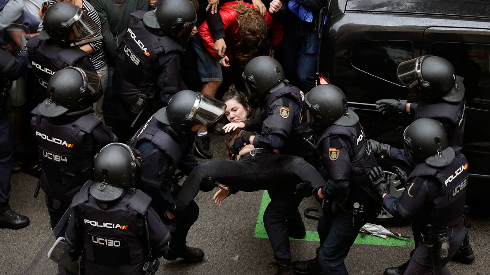 Agentes antidisturbios de la Policía Nacional intervienen en un colegio de Barcelona el pasado 1 de octubre