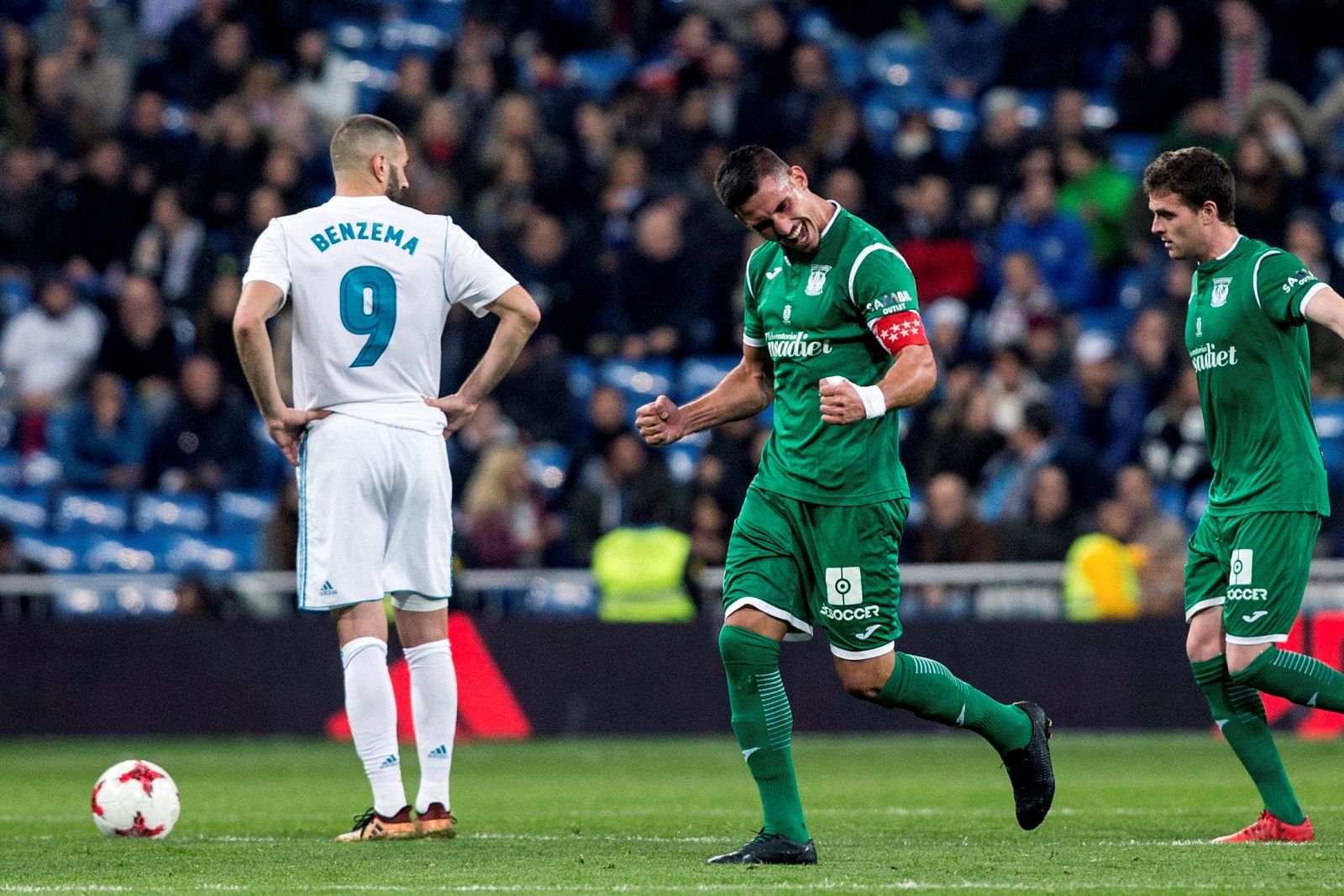 El centrocampista del Leganés Gabriel Pires (c) celebra su gol ante el Madrid