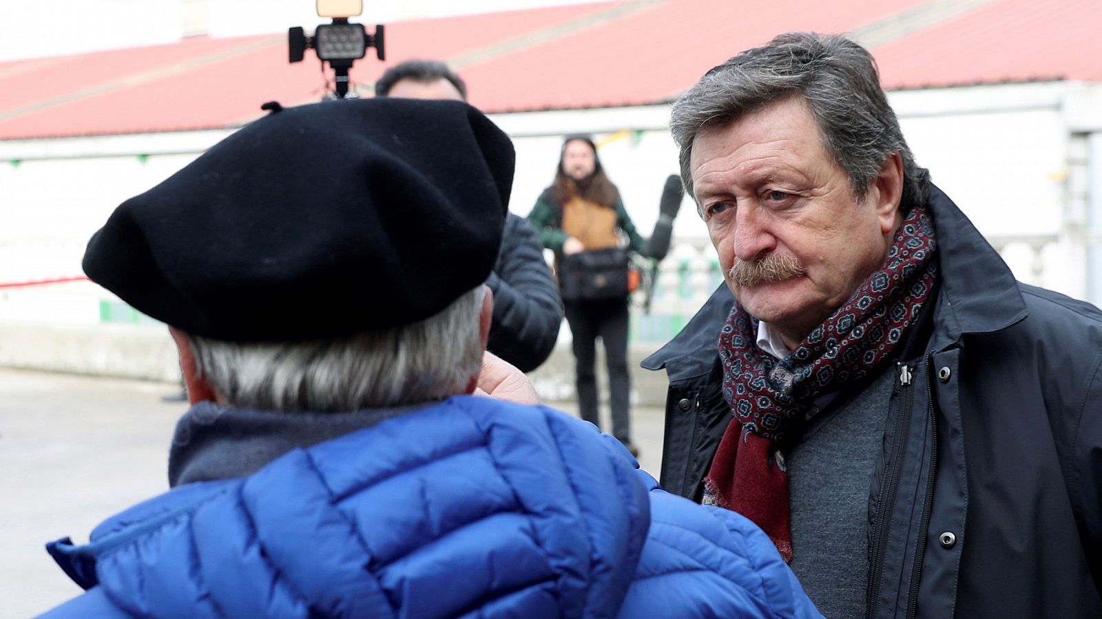 El presidente de la gestora de la RFEF, Juan Luis Larrea (derecha).