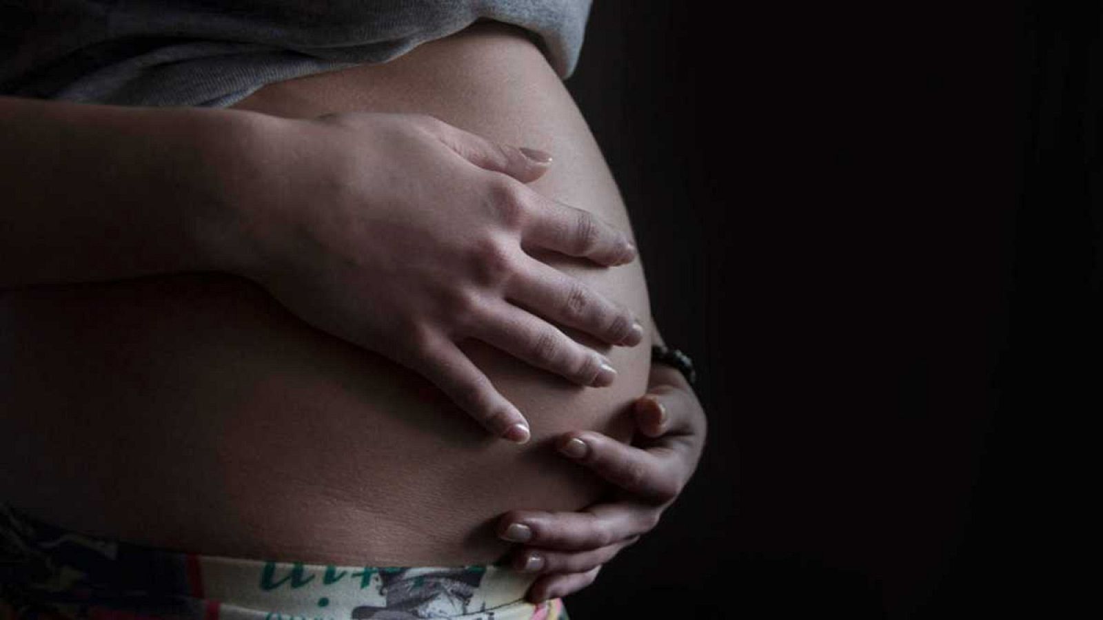 El tercer trimestre de embarazo "es cuando más desciende" la inmunidad materna.