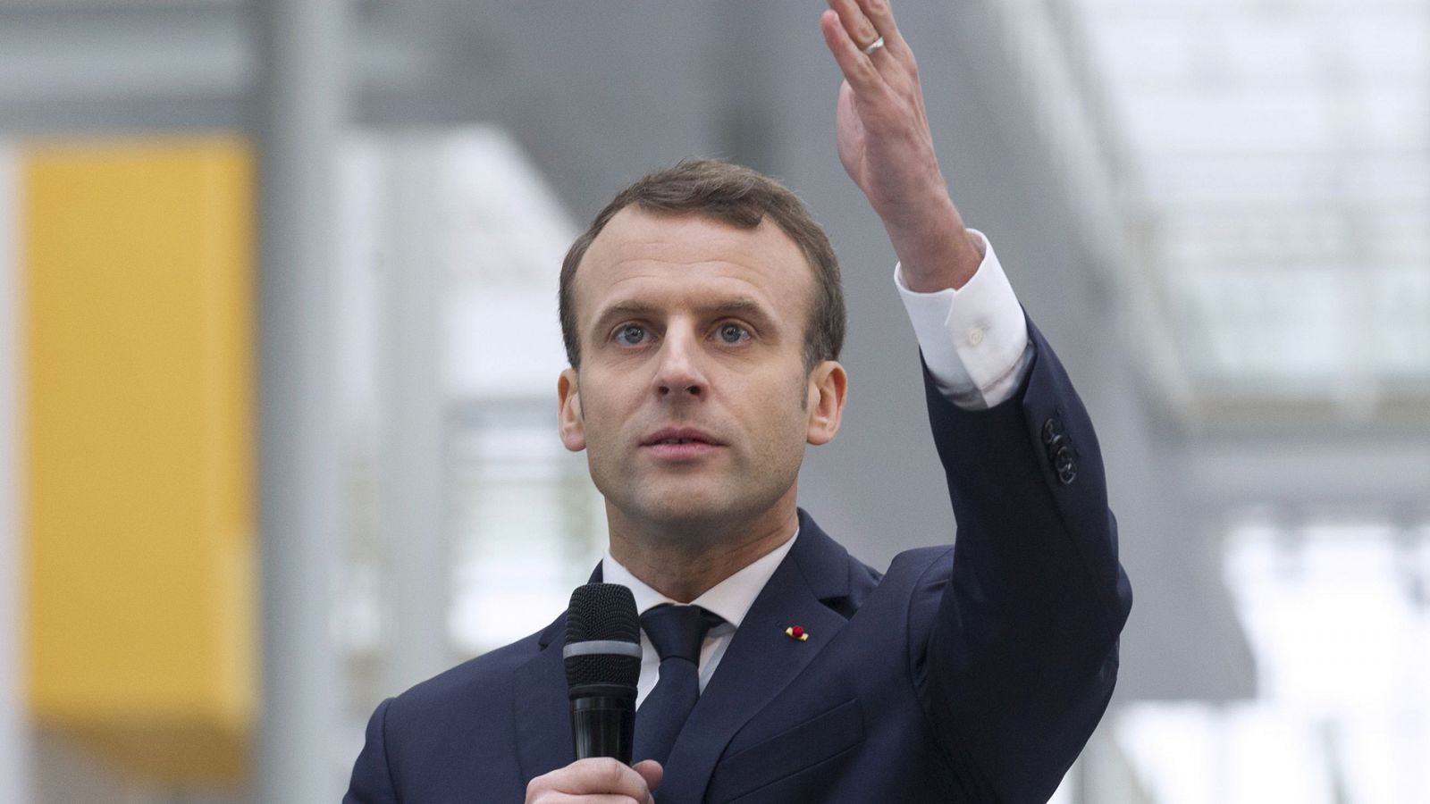 El presidente francés Enmanuel Macron fotografiado en Ladoux, Francia