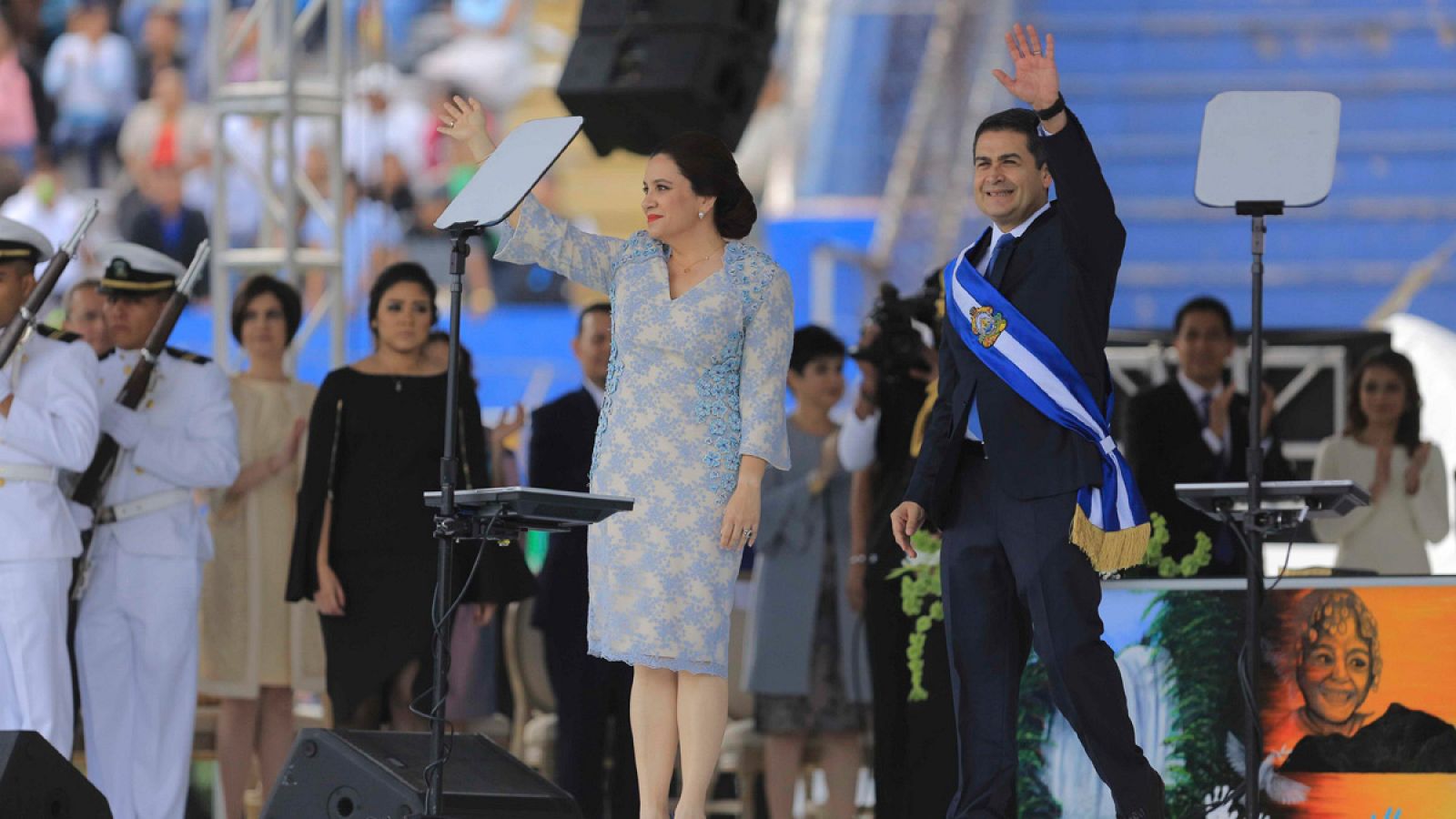 El presidente de Honduras, Juan Orlando Hernández, y la primera dama, Ana García, saludan a los asistentes a la toma de posesión