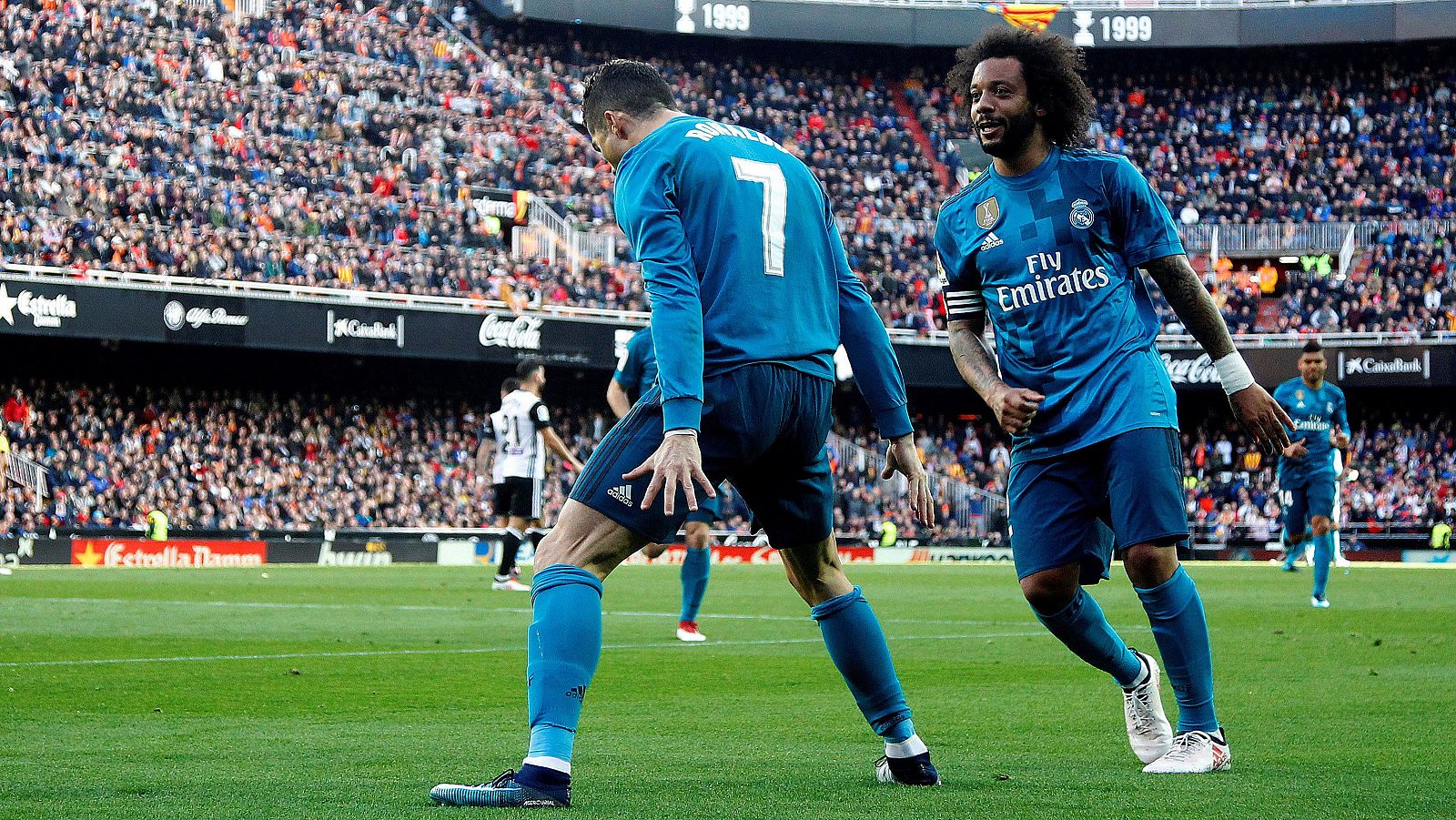 Cristiano Ronaldo celebra uno de sus dos penaltis en Mestalla.