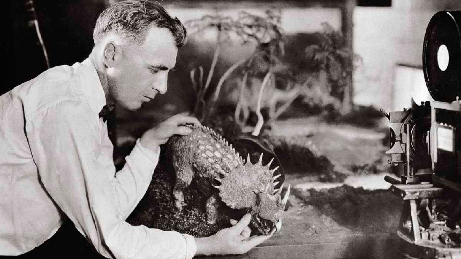 Willis O'Brien dando vida a un estegosaurio
