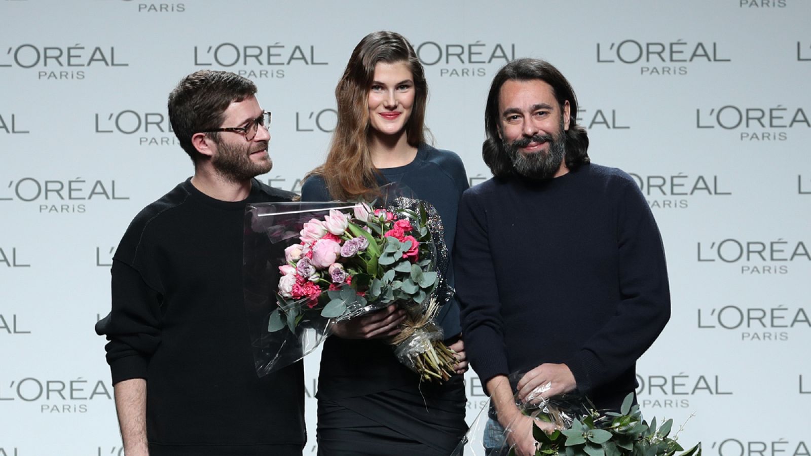 La top Lucía López, galardonada como mejor modelo, entre Jeff Bargues y Juanjo Oliva, premio a la mejor colección.