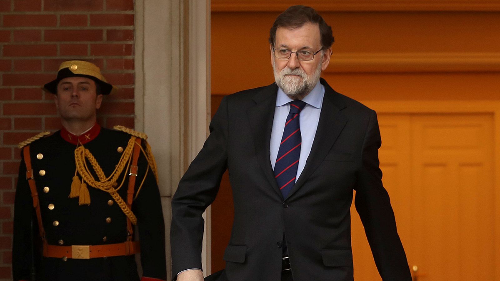 El presidente del Gobierno, Mariano Rajoy, saliendo del palacio de la Moncloa
