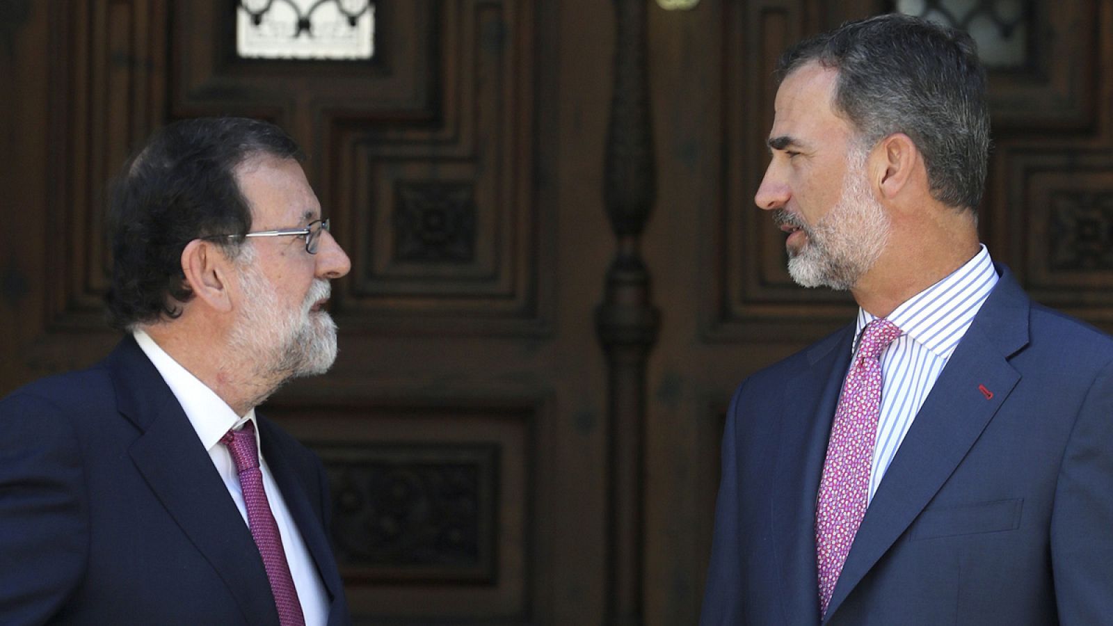 El rey Felipe VI y el presidente del Gobierno, Mariano Rajoy, en la entrada del Palacio de Marivent