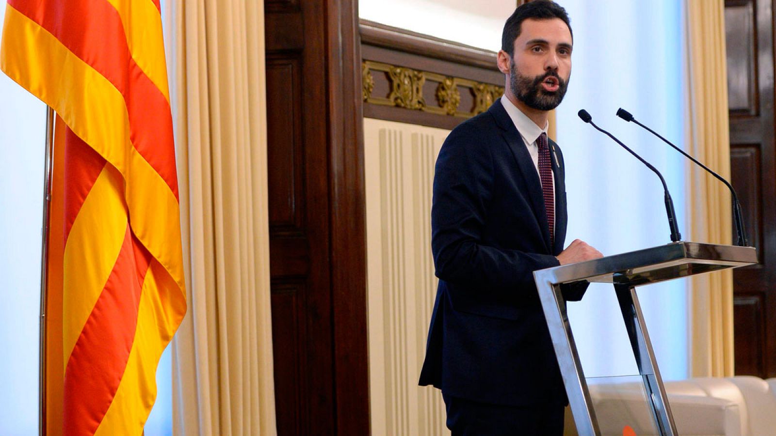 El presidente del Parlamento catalán anuncia el aplazamiento del pleno de investidura