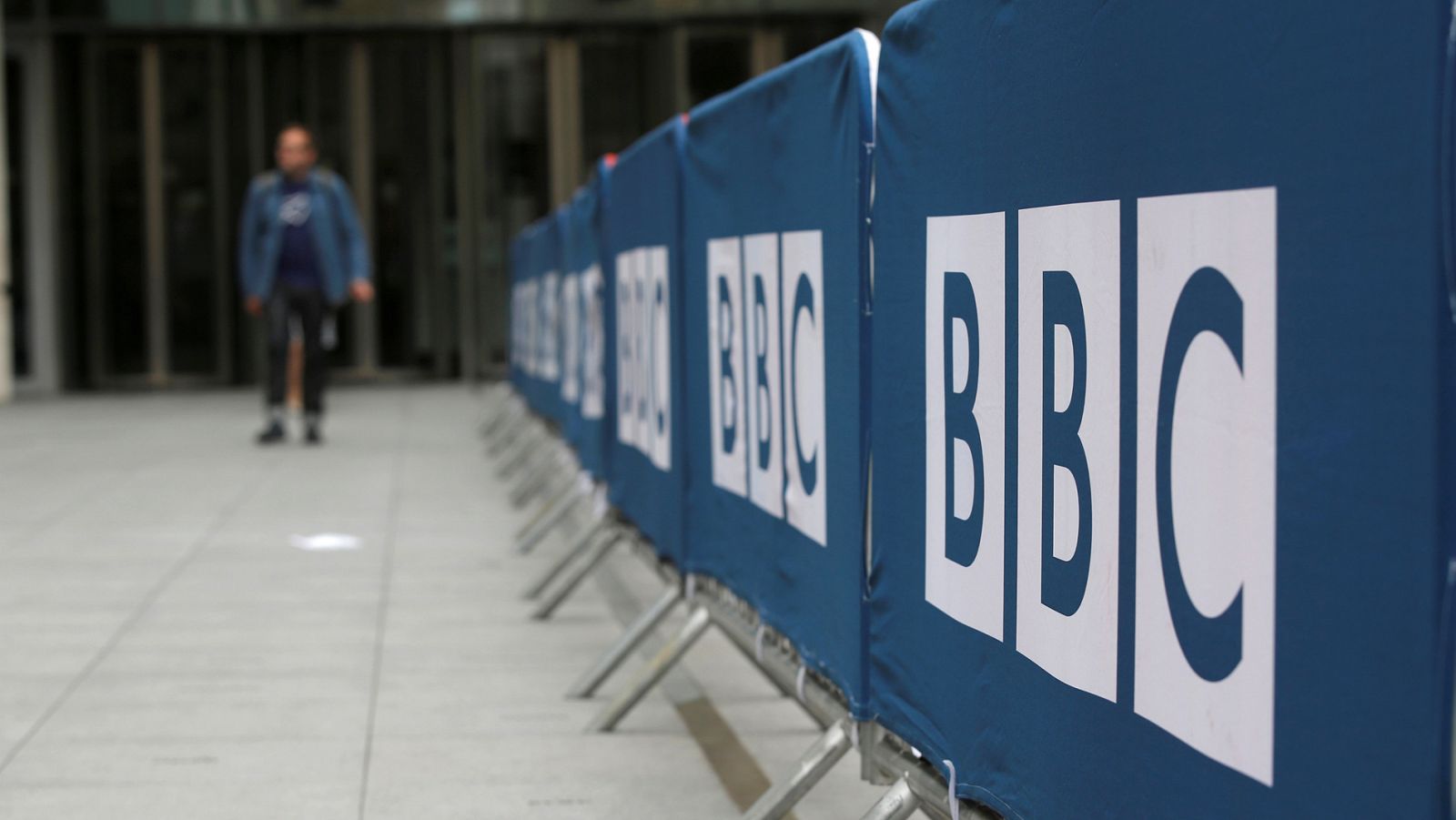 Entrada principal de las instalaciones de la BBC en Portland Place, Londres