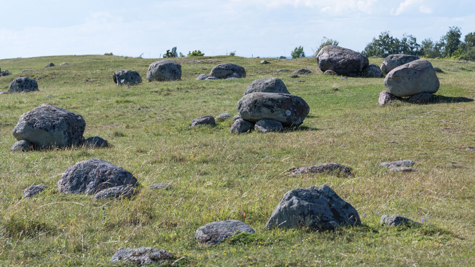 Restos de un cementerio prehistórico ubicado en Suecia.