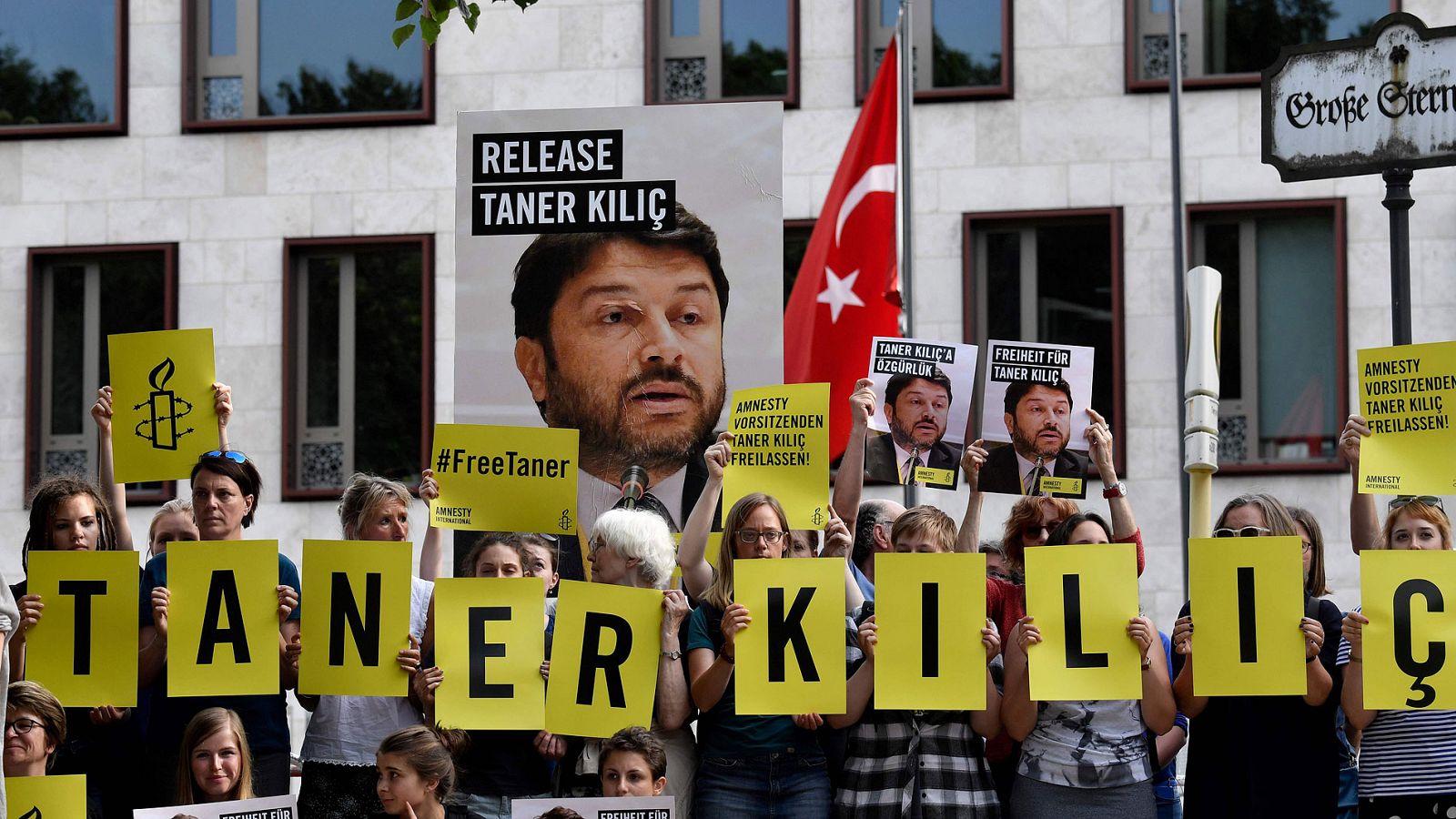 Activistas de Amnistía Internacional piden la libertad de su líder en Turquía