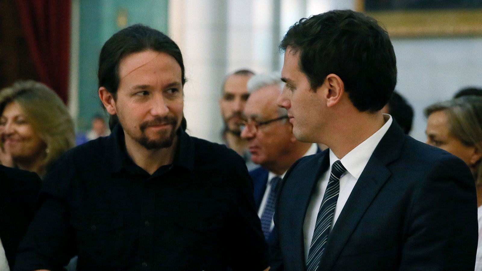 Los líderes de Podemos y Ciudadanos, Pablo Iglesias y Albert Rivera se saludan en una imagen de archivo