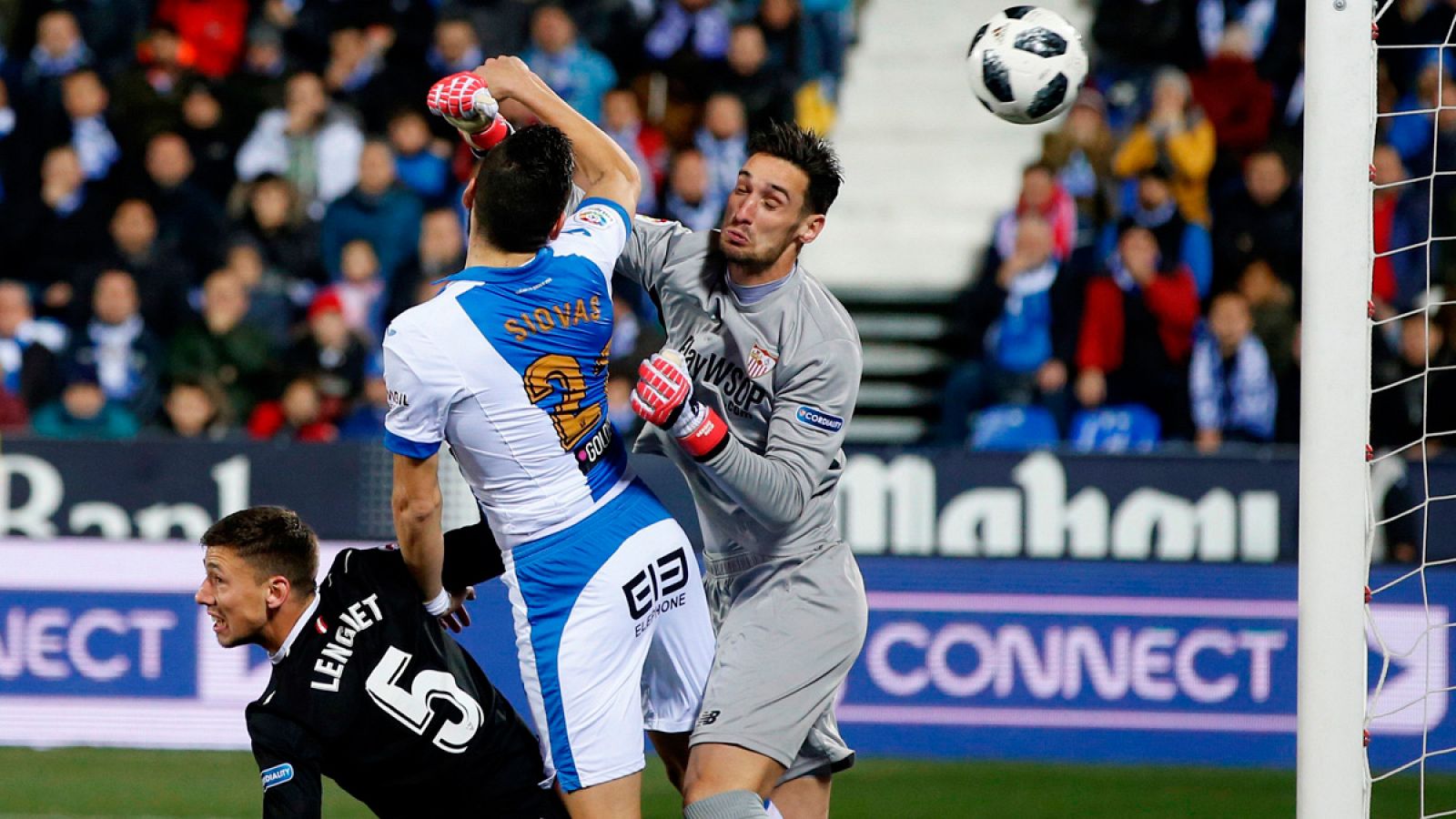 Fallo del guardameta Sergio Rico en el gol del Leganés.