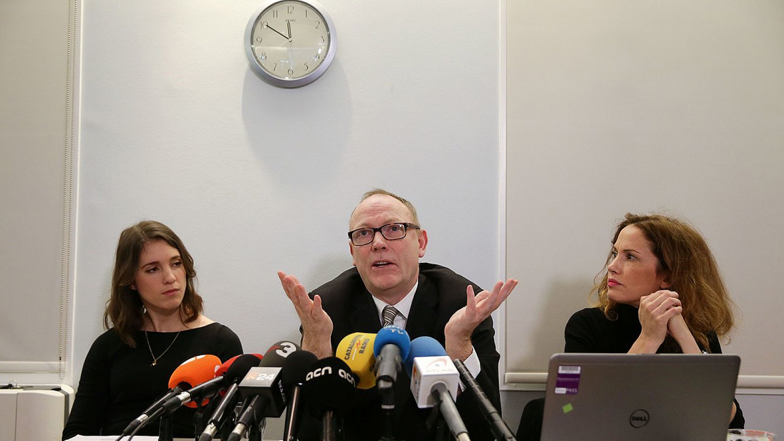 De izquierda a derecha, los abogados Jessica Jones, Ben Emmerson y Rachel Lindon, que representan a Junqueras y 'los Jordis', durante la rueda de prensa en Londres