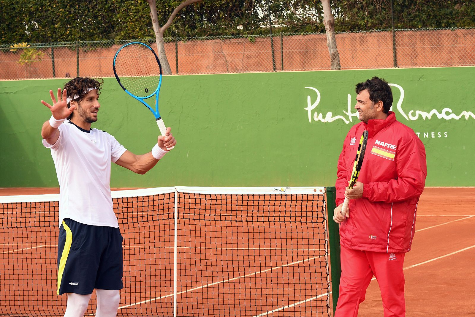 Sergi Bruguera conversa con el tenista Feliciano López durante el entrenamiento.