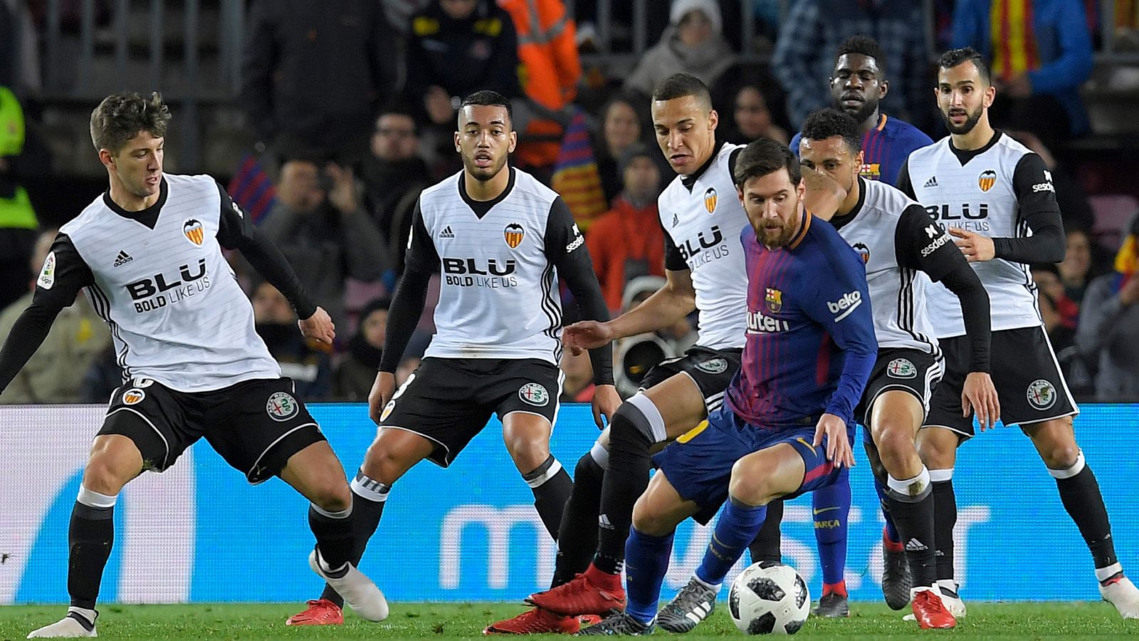 Messi, rodeado por hasta cinco valencianistas en el partido del Camp Nou.