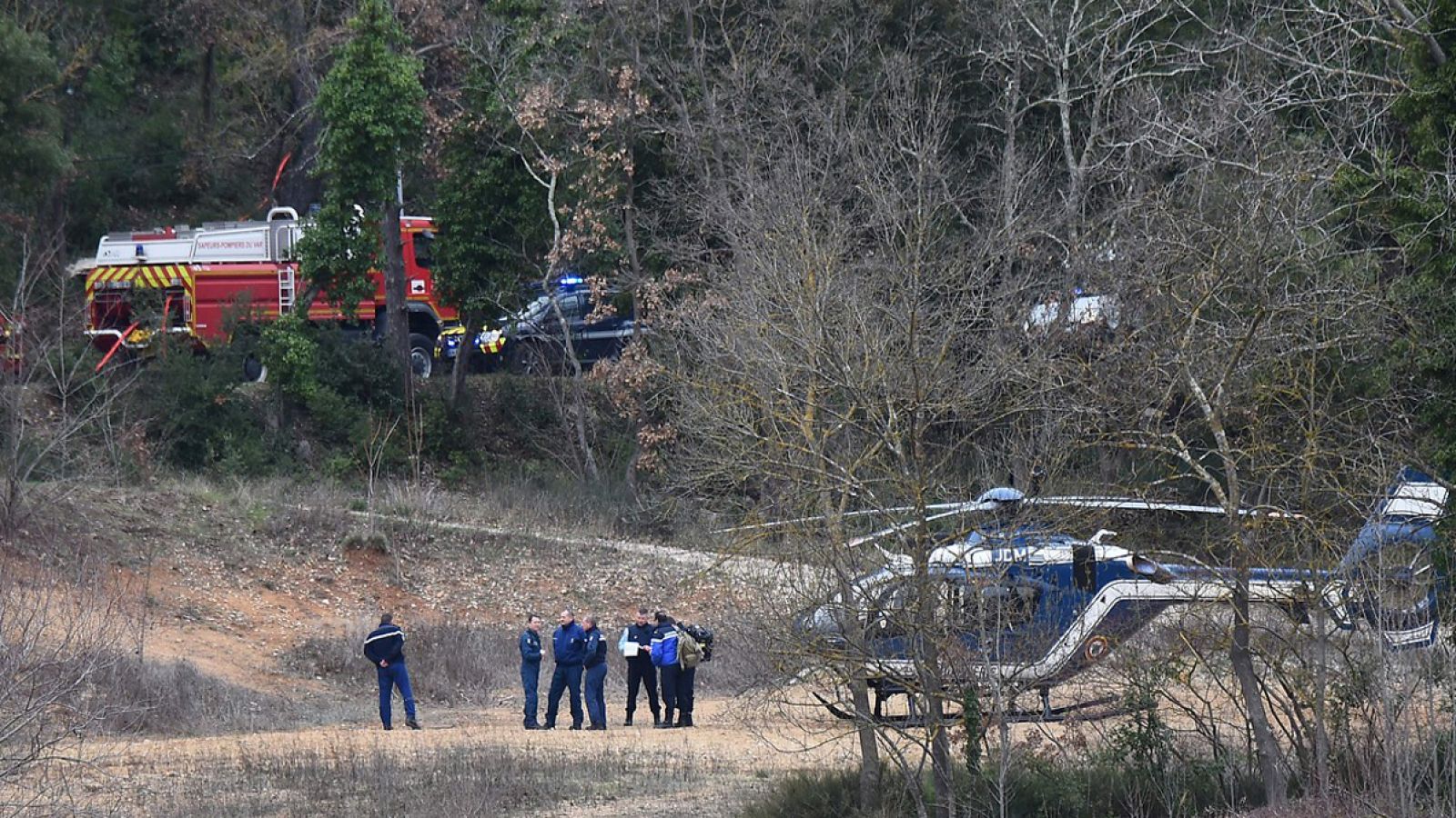 Gendarmes y bomberos cerca del lugar donde dos helicópteros militares han chocado, en el lago Carces, Francia