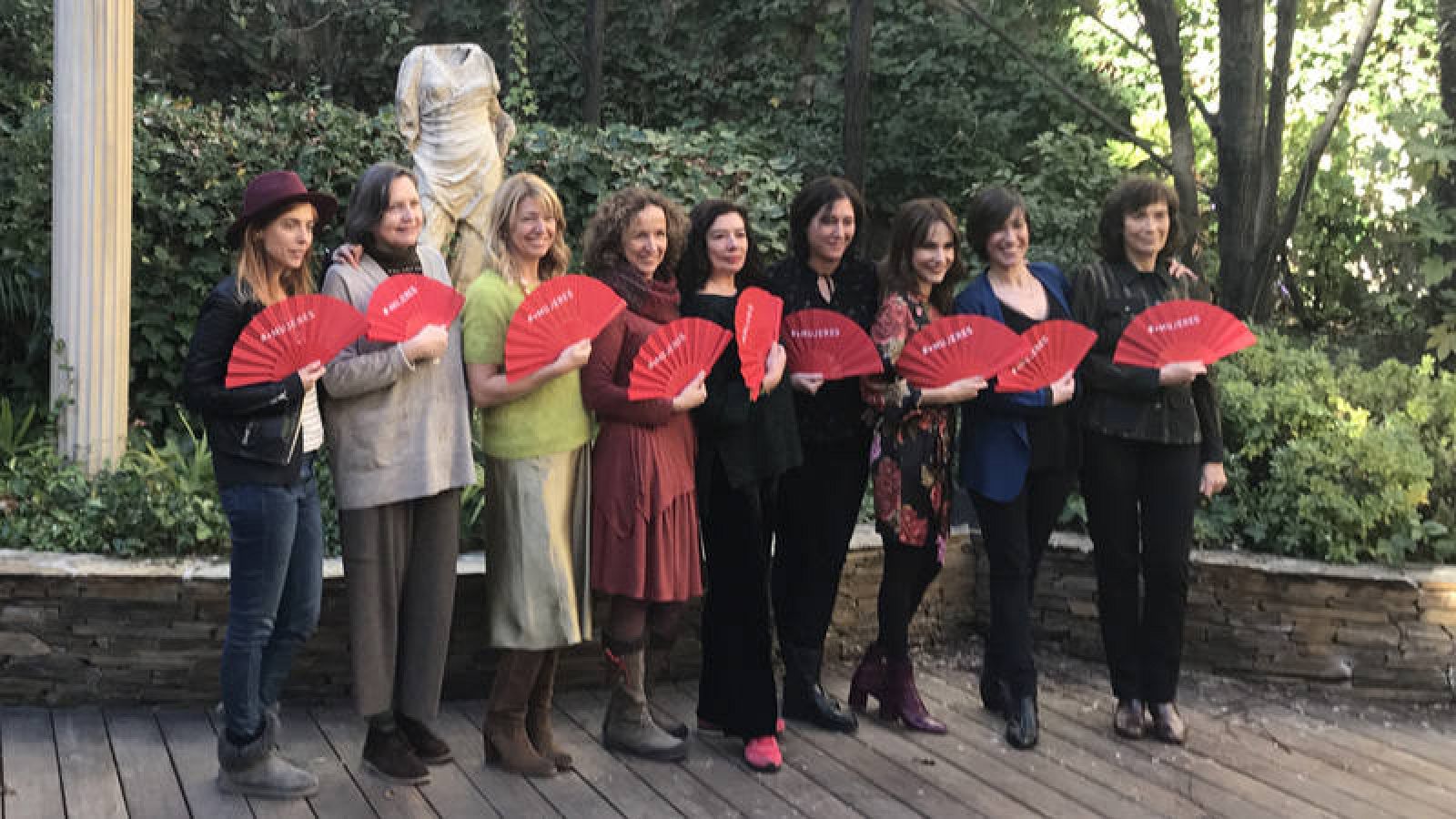 Las cineastas posan con los abanicos que repartirán en la gala de los Goya 