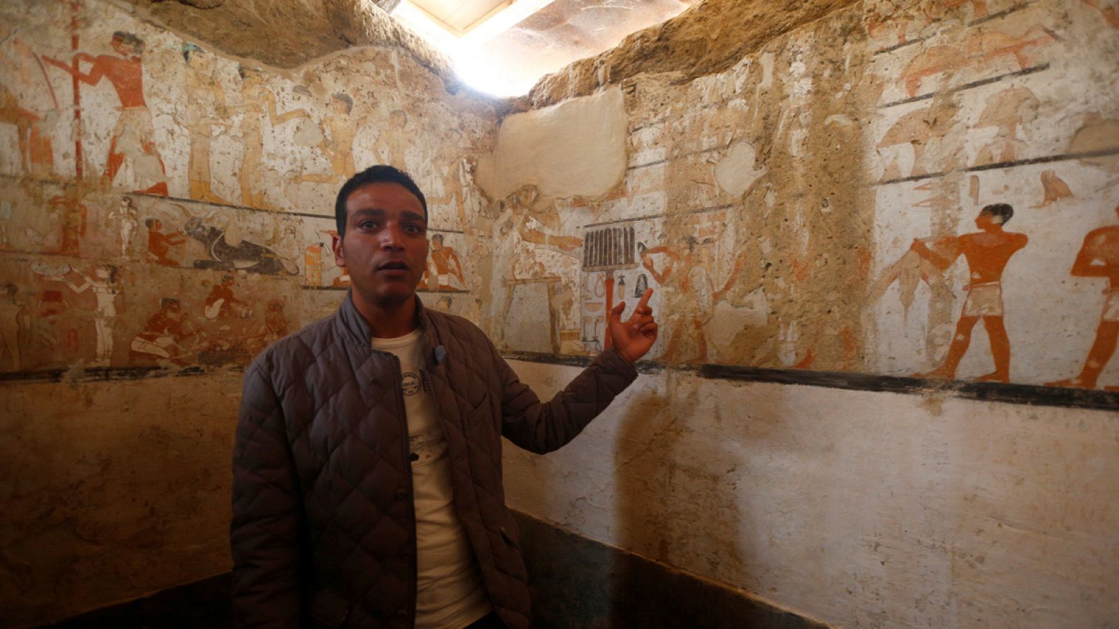 Un guía del Ministerio de Antigüedades de Egipto muestra la tumba hallada en Guiza