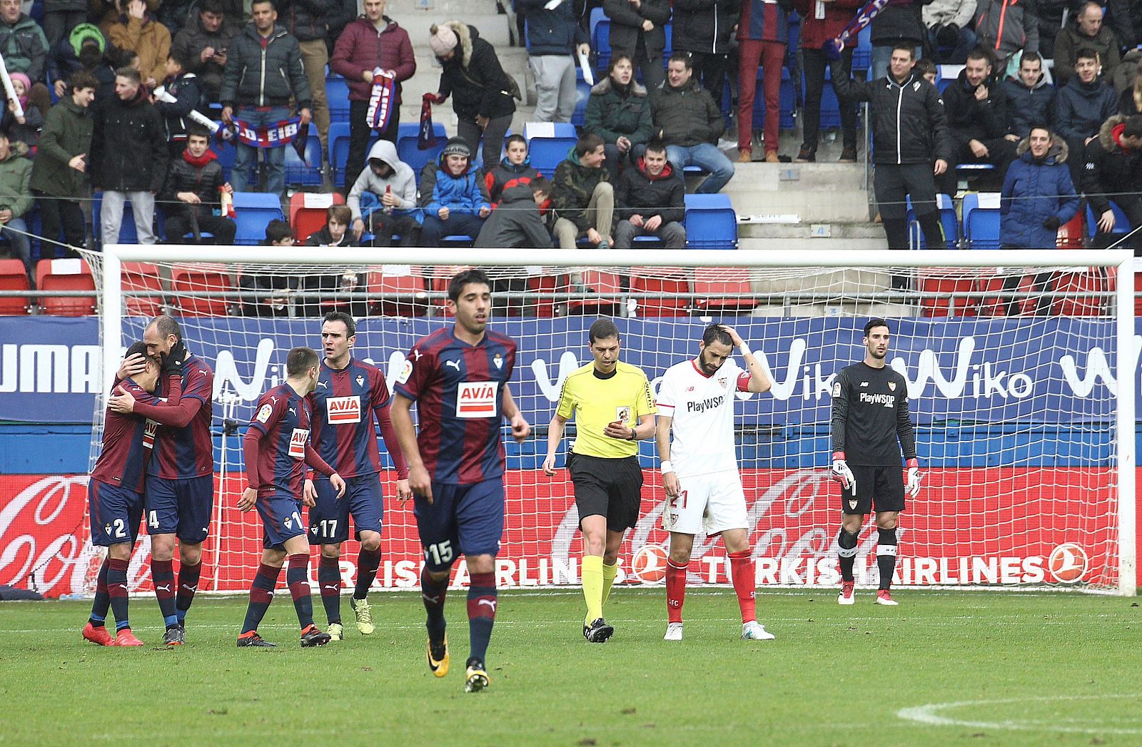 Orellana recibe la felicitación de sus compañeros tras marcar el segundo gol.