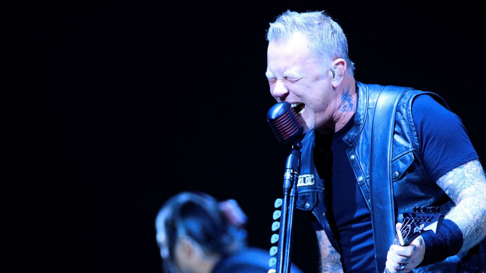 El guitarrista y cantante del grupo Metallica, el norteamericano James Hetfield, durante el concierto que la banda ha ofrecido este sábado, 3 de febrero de 2018, en el Wizink Center de Madrid.