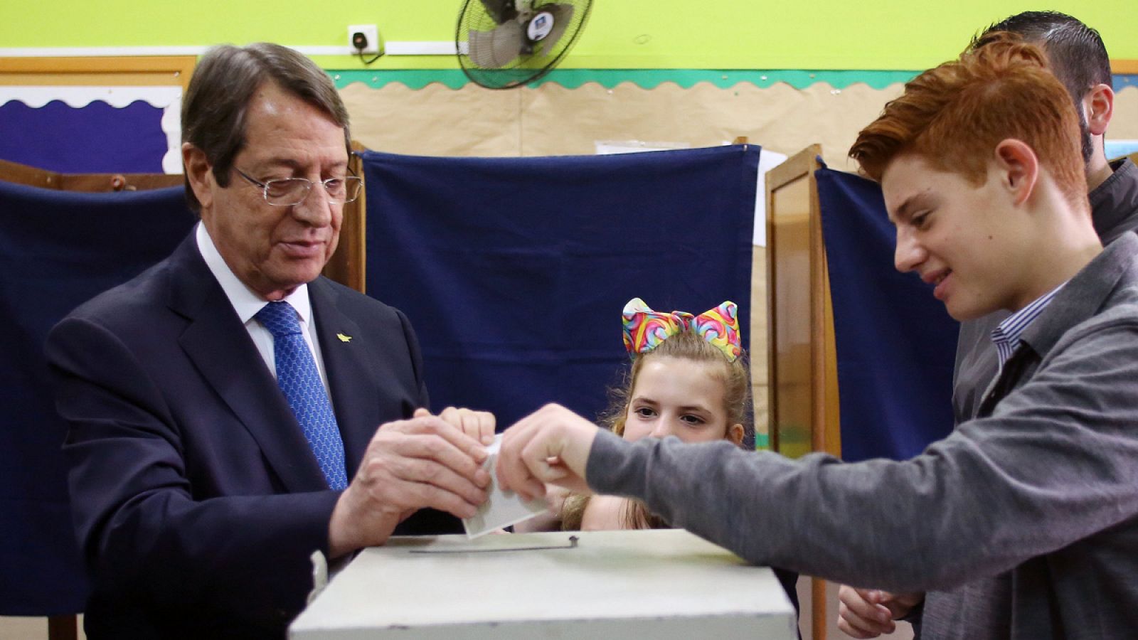Nikos Anastasiadis vota en un colegio electoral de Limasol