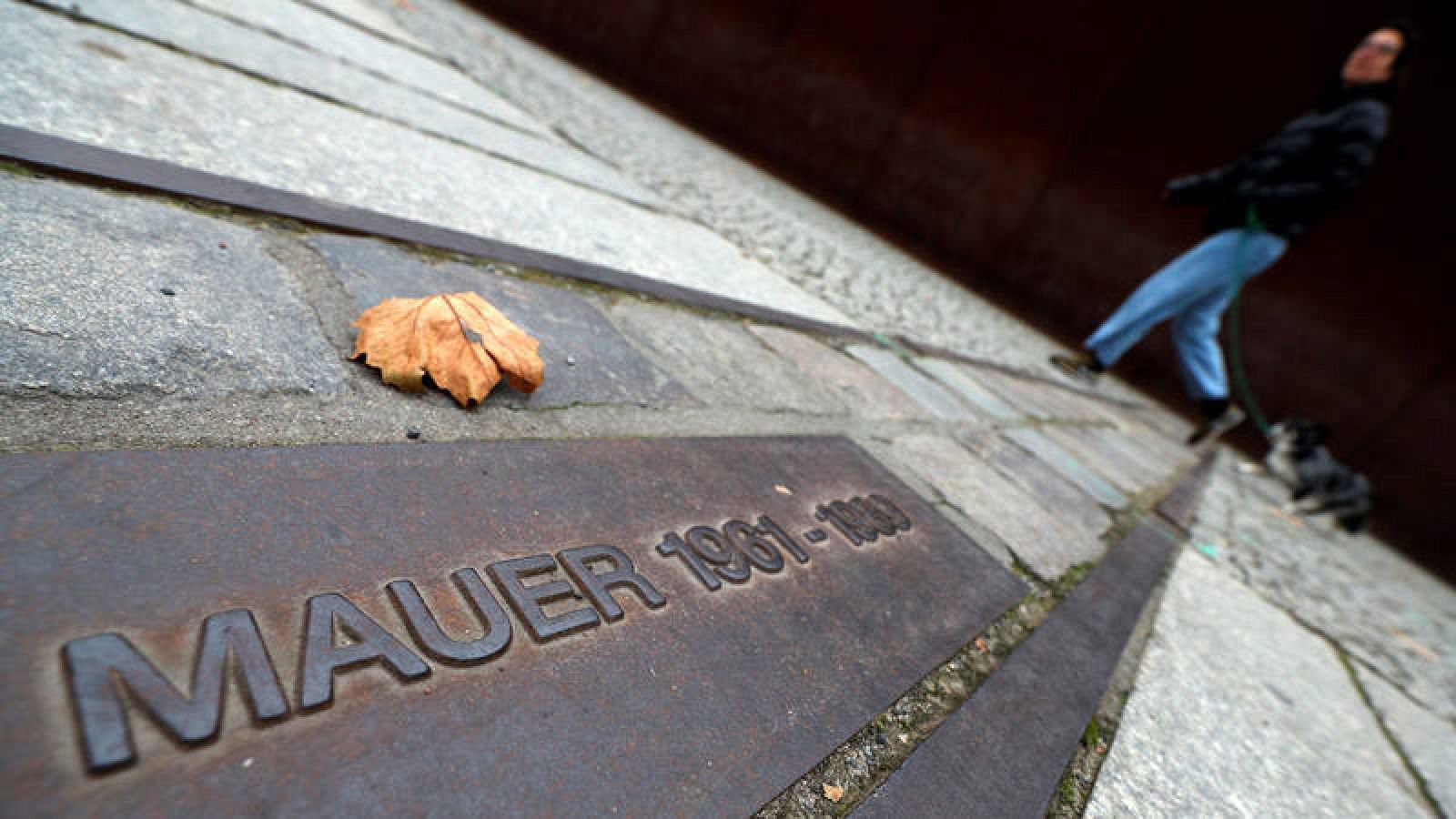 Una placa señala el lugar por donde pasaba el Muro de Berlín en el centro de la capital alemana