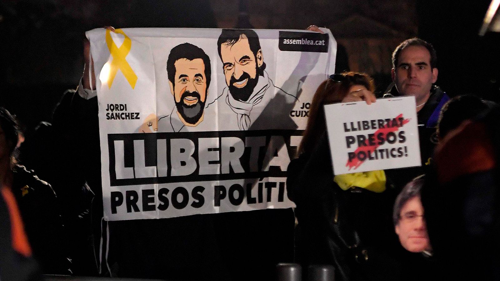 Una pancarta pide la libertad de los 'Jordis' en una manifestación independentista ante el Parlament de Cataluña, el pasado 30 de enero.