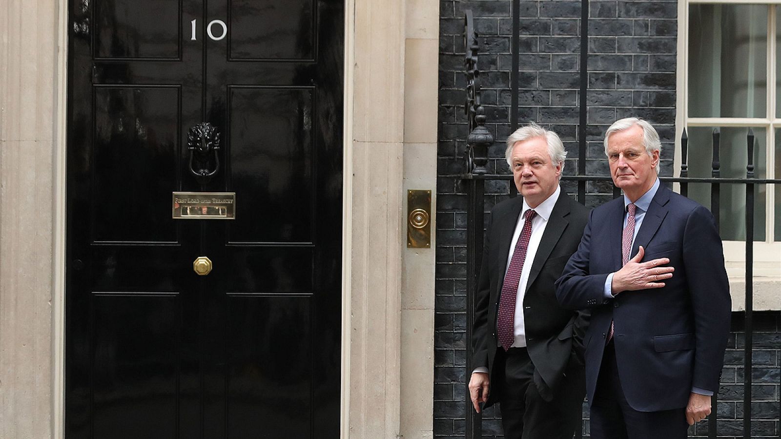 El negociador jefe de la UE, Michel Barnier (izq.) es recibido por el ministro para el 'Brexit', el británico David Davis, en la residencia oficial de la primera ministra