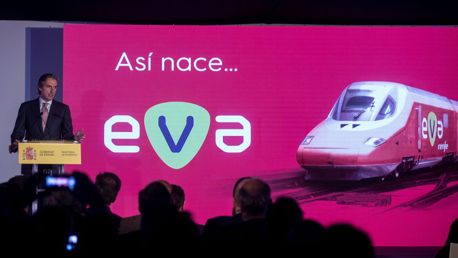 De la Serna presenta el nuevo tren de alta velocidad EVA
