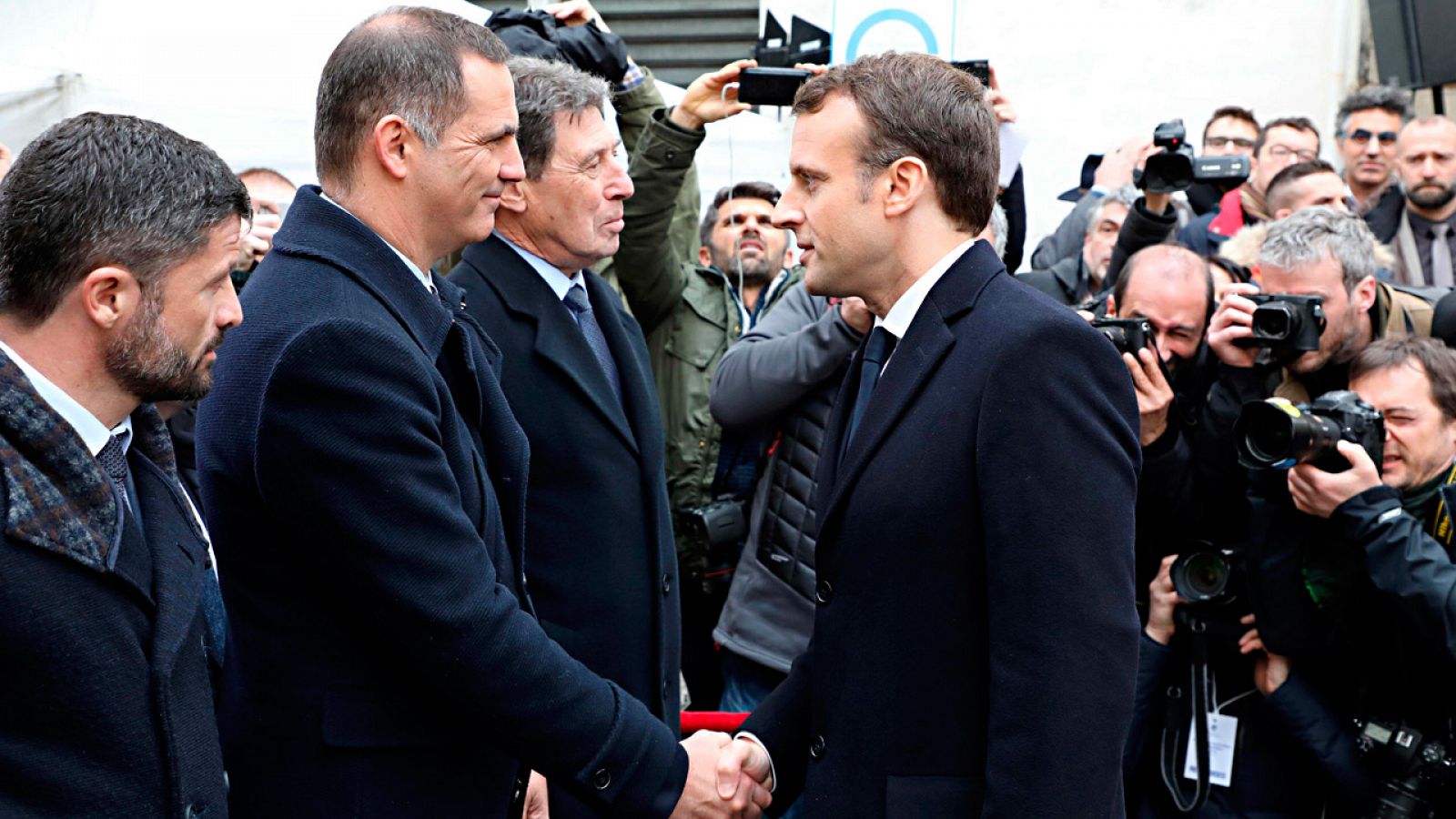 El presidente francés, Emmanuel Macron, estrecha la mano del líder nacionalista corso, Gilles Simeoni, durante su visita a Córcega