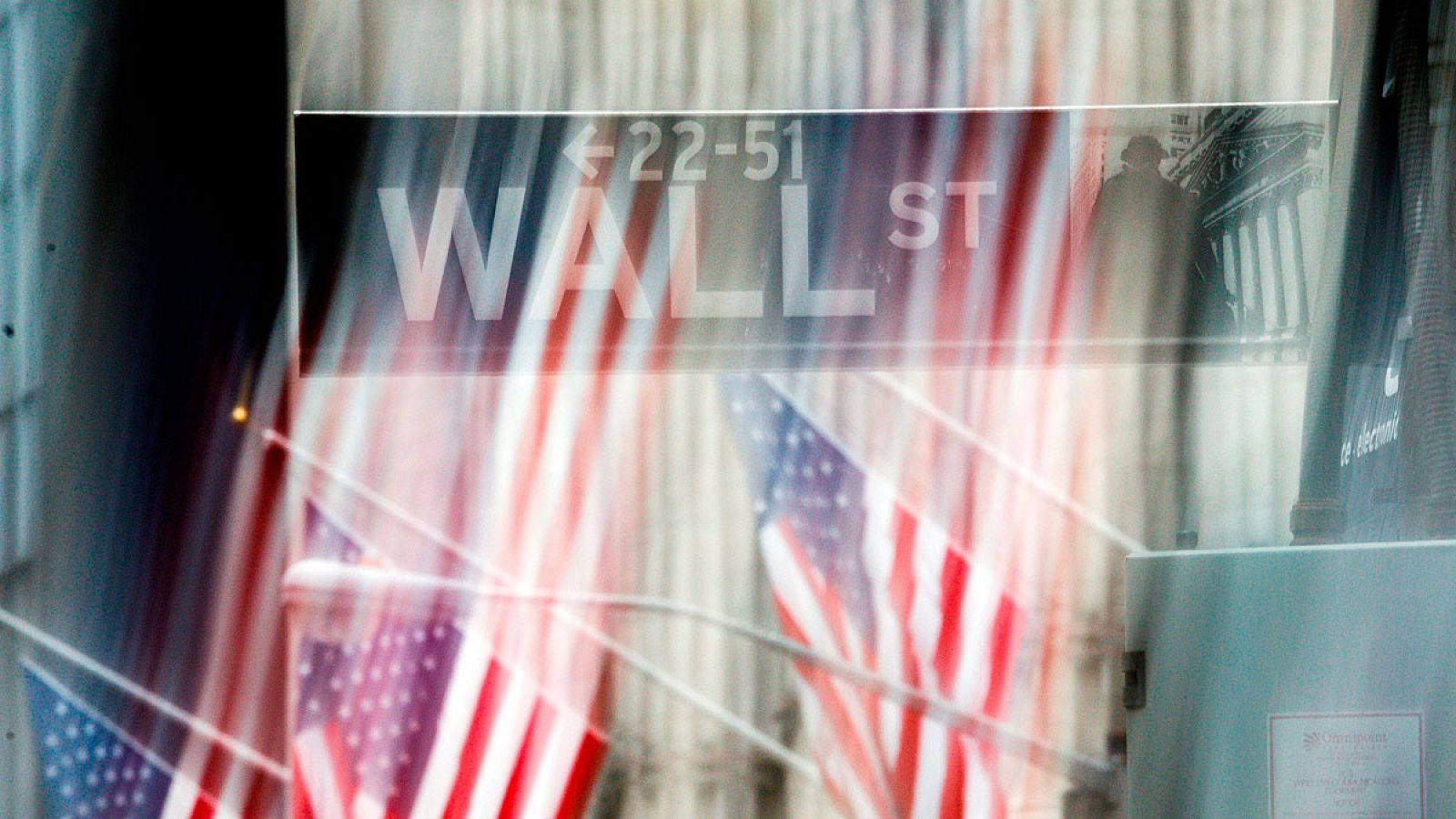Vista de una señal de Wall Street en las inmediaciones de la Bolsa de Nueva York (Estados Unidos).