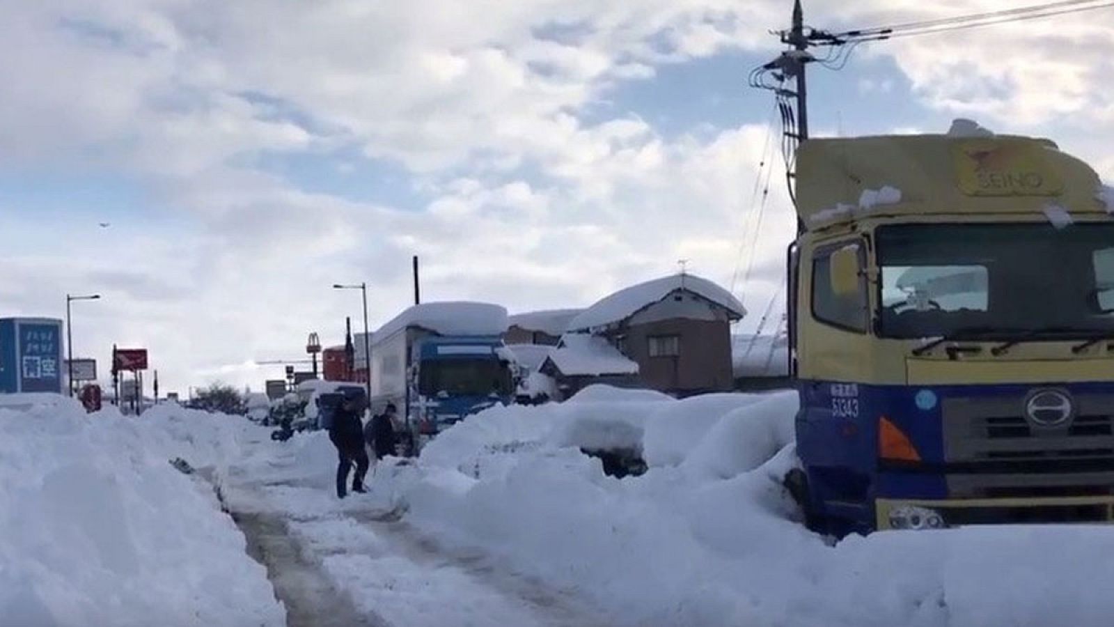 Varios vehículos atrapados por una enorme nevada en el centro de Japón