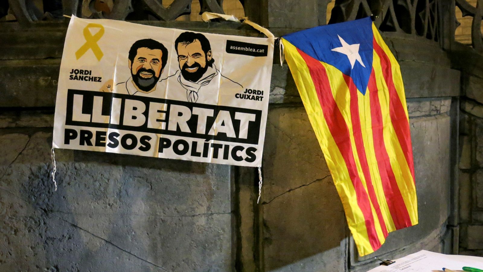 Vista de una pancarta con la imagen de los dirigentes de las entidades independentistas Jordi Sànchez y Jordi Cuixart