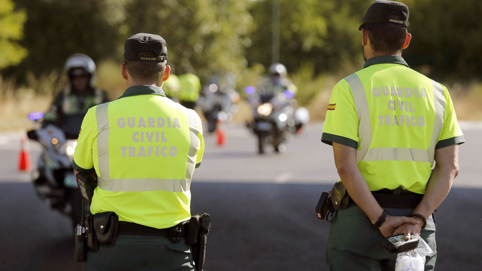 Dos agentes de la Guardia Civil en una campaña de Tráfico de control del consumo de alcohol y drogas