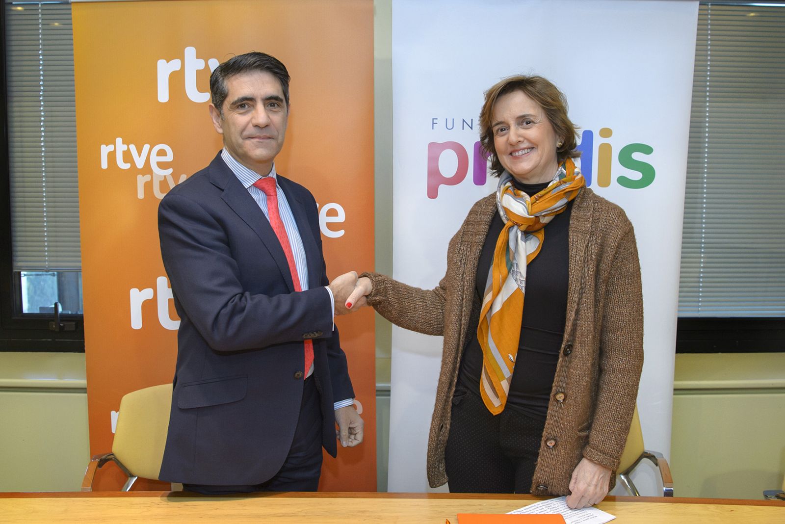 Manuel Ventero, director de Comunicación y Relaciones Institucionales de RTVE, y la presidenta de la Fundación Prodis, Soledad Herreros de Tejada, en la firma del convenio