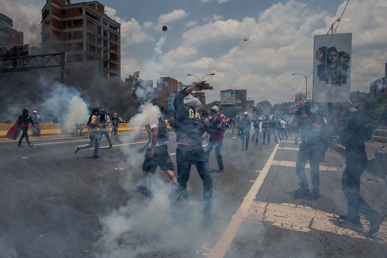 Las fuerzas de seguridad venezolanas actúan contra un grupo de manifestantes, el pasado 10 de abril de 2017