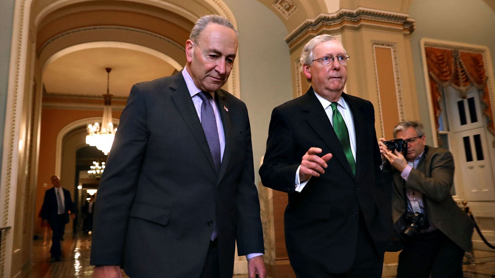 Los líderes demócrata y republicano en el Senado, Chuck Schumer y Mitch McConnell