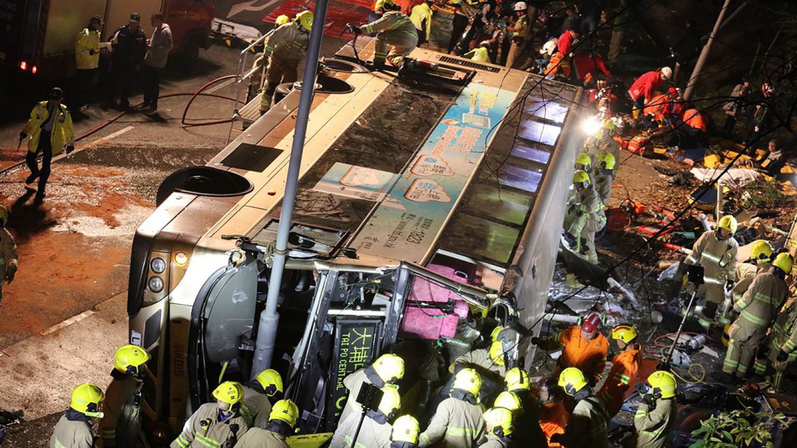 Bomberos y servicios de emergencia trabajan en el lugar del suceso