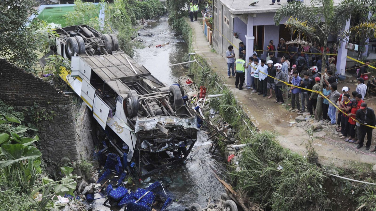 Imagen de archivo de un accidente de autobús en la isla indonesia de Java (20/08/2013)