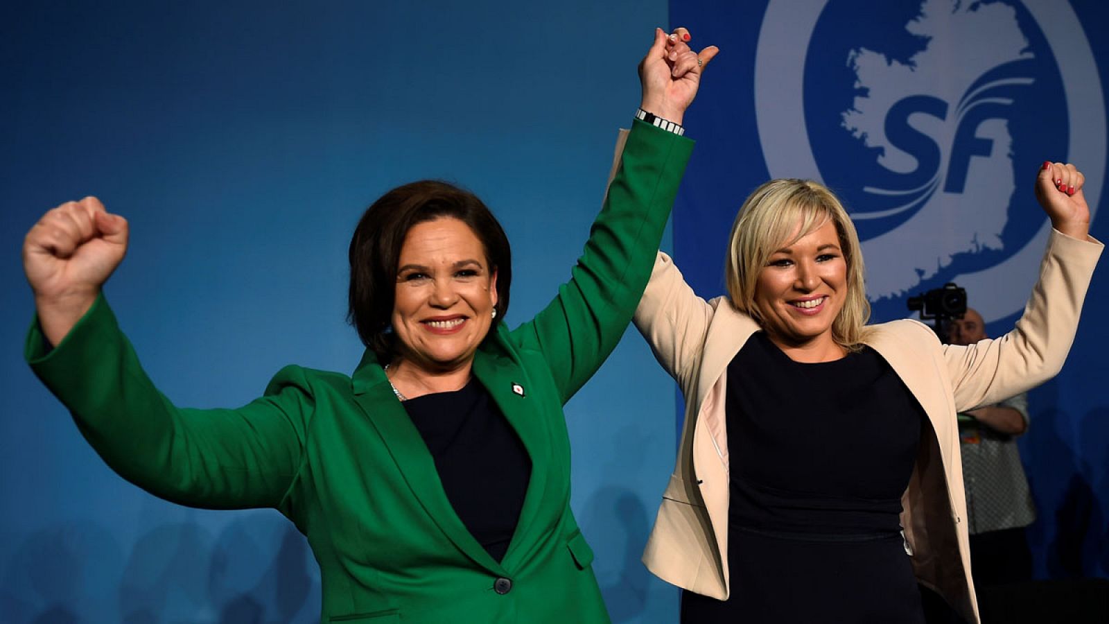 Mary Lou McDonald, líder del Sinn Féin (i), junto a la vicepresidenta del partido Michelle O'Neill