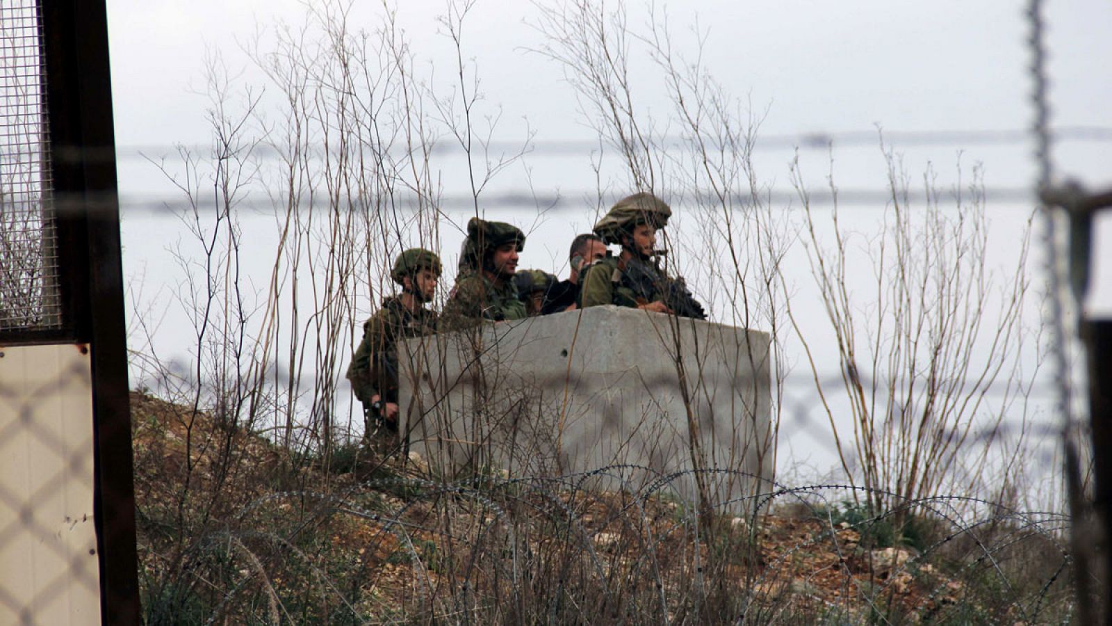 Soldados israelíes vigilan la frontera en el norte del país