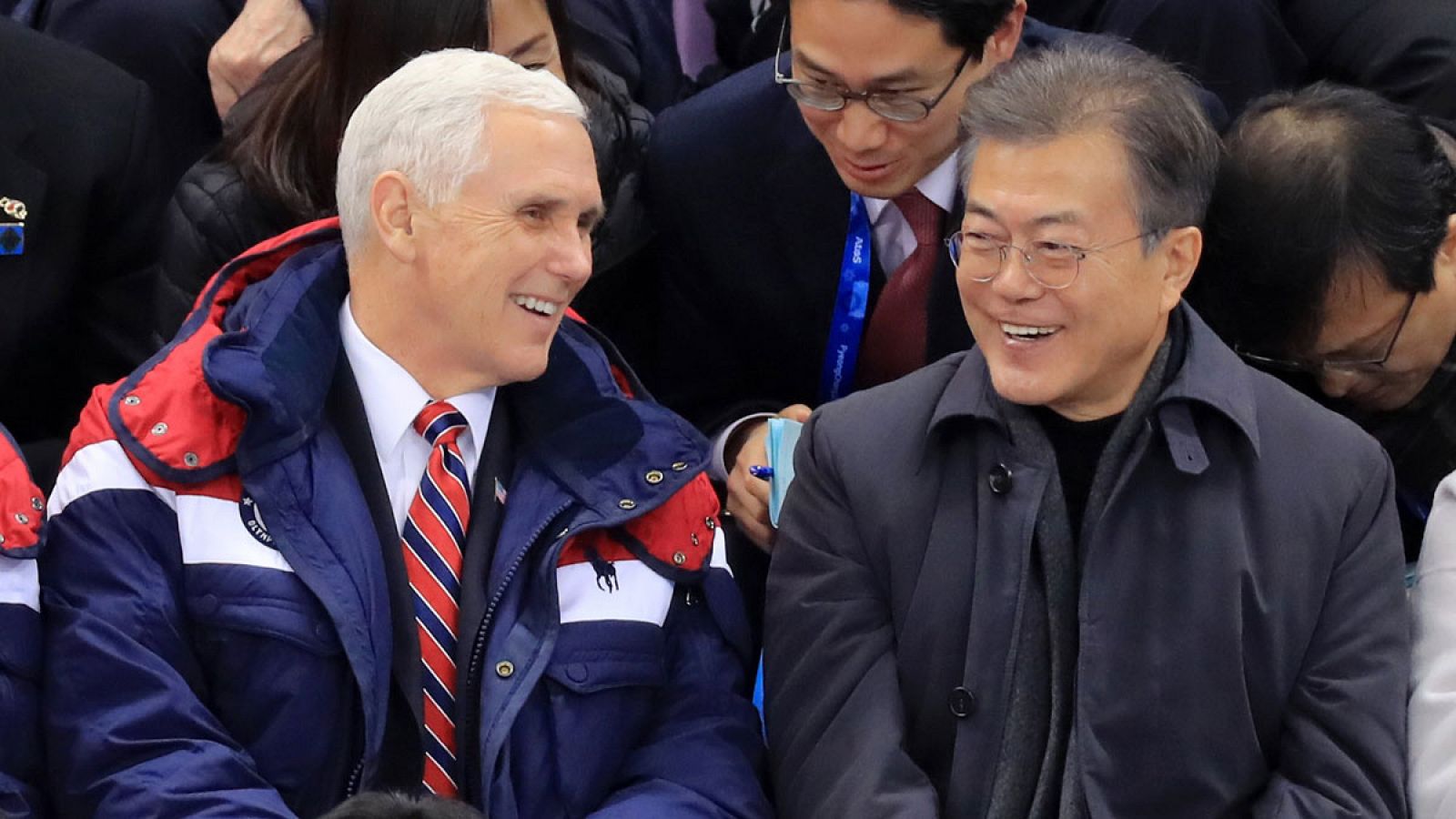 El presidente de Corea del Sur, Moon Jae-in (d), hablando con el vicepresidente de Estados Unidos, Mike Pence, durante una competición de los Juegos Olímpicos de Invierno el sábado 10 de febrero de 2018.