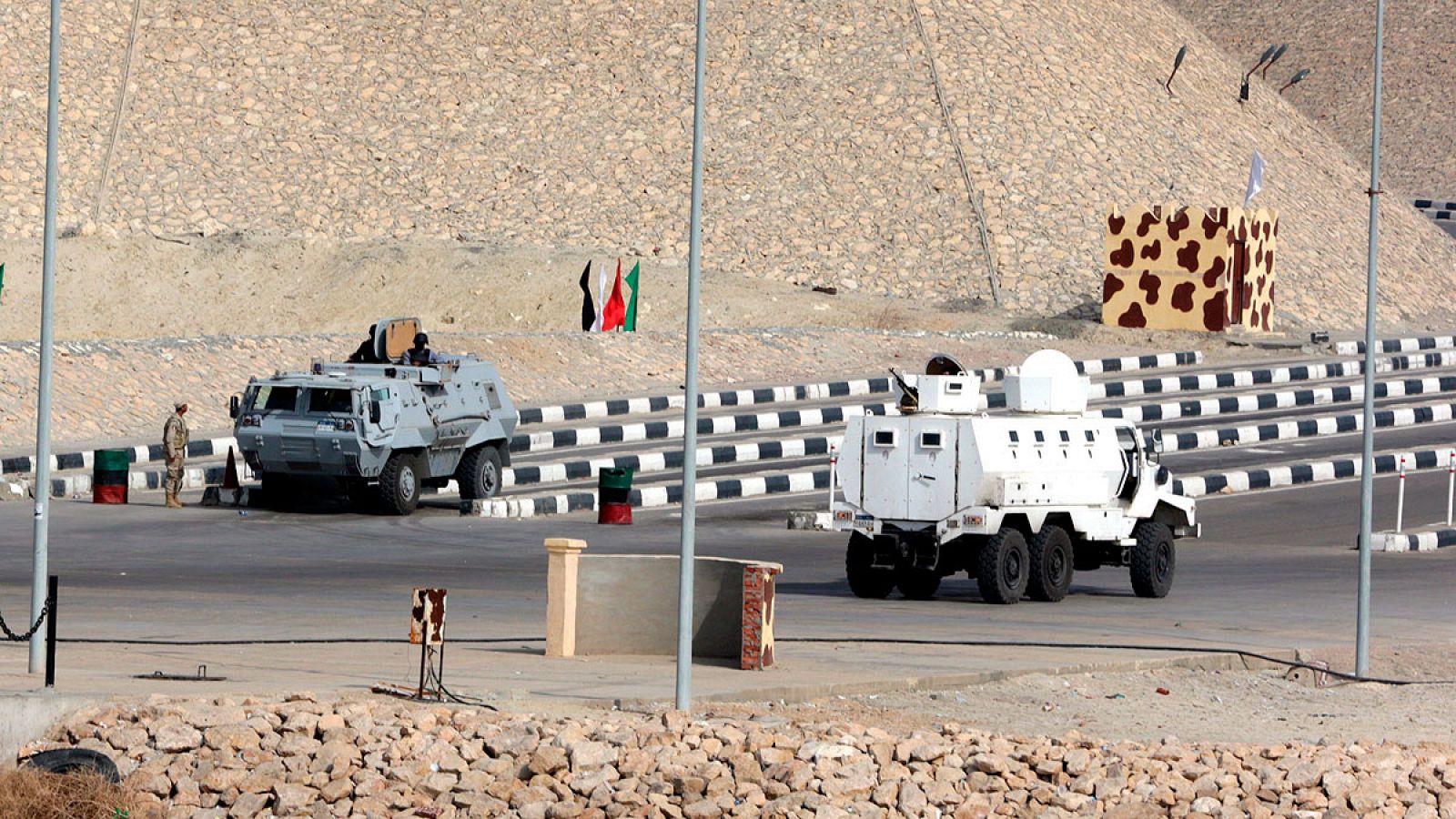Miembros de las fuerzas de seguridad egipcias toman posiciones de vigilancia en el norte de Sinaí