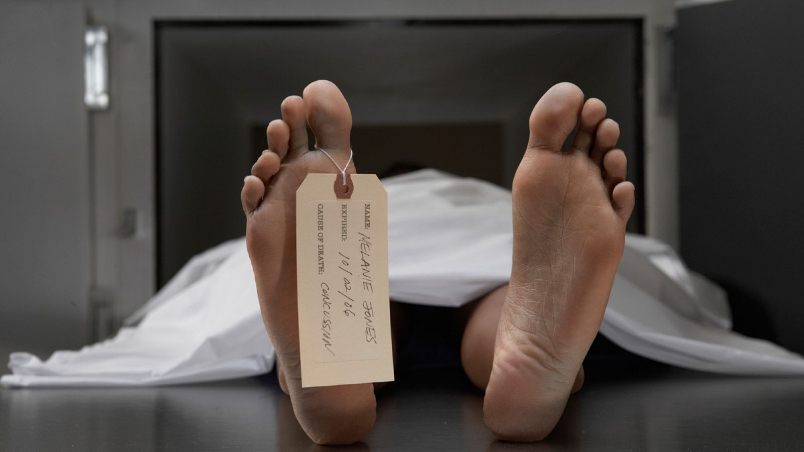 Un cadáver sobre una mesa de autopsias