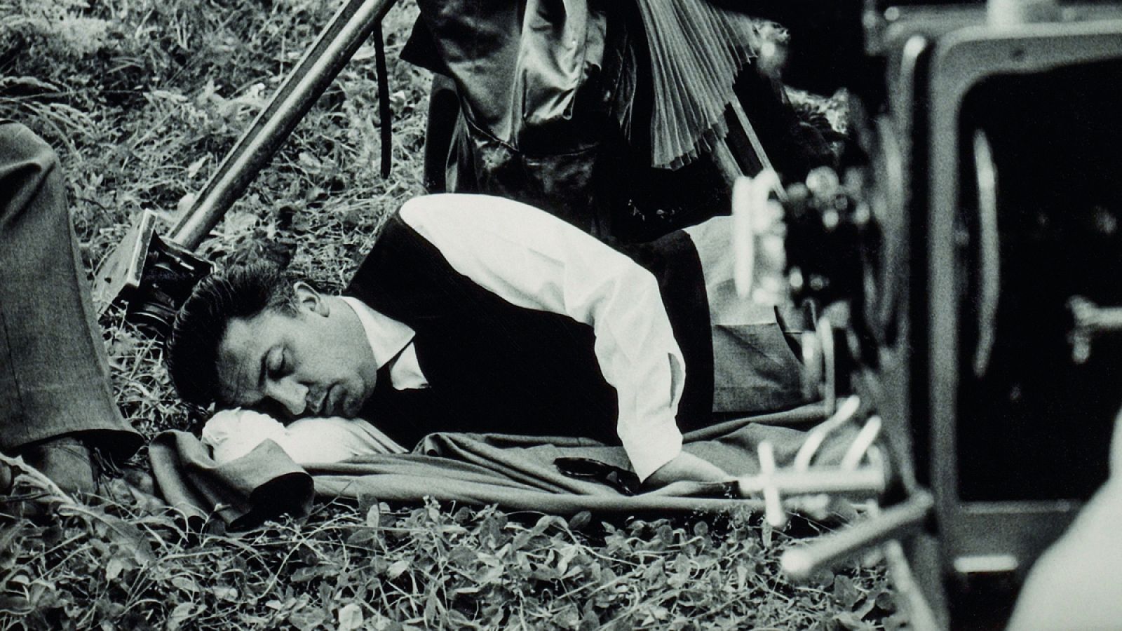 Federico Fellini durante el rodaje de La dolce vita.