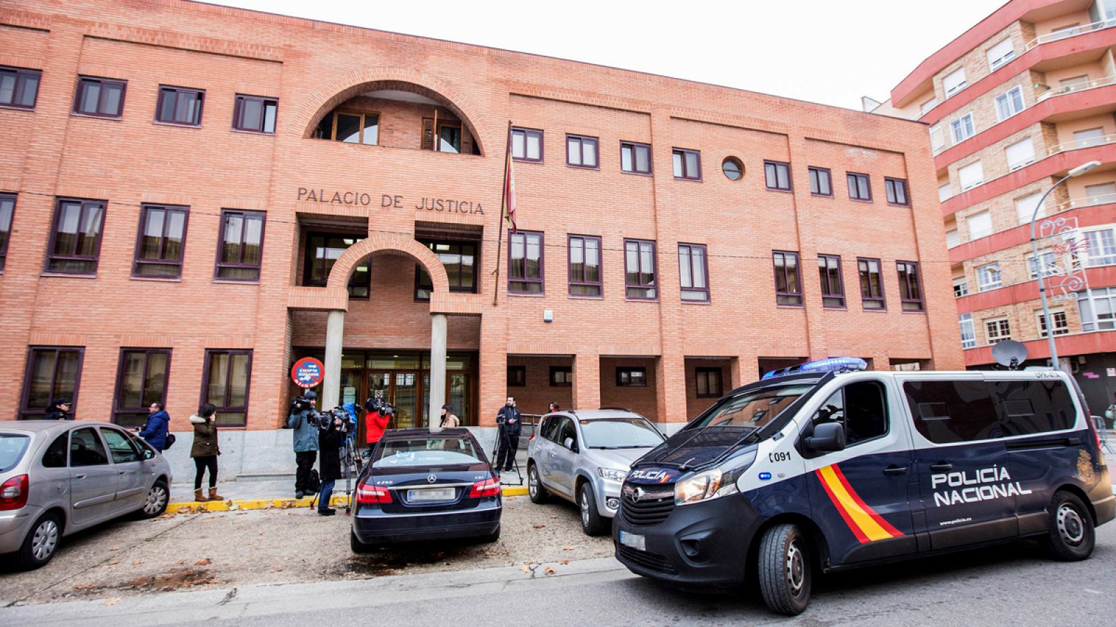 Un furgón de la Policía Nacional y varios periodistas a las puertas de los juzgados de Aranda de Duero