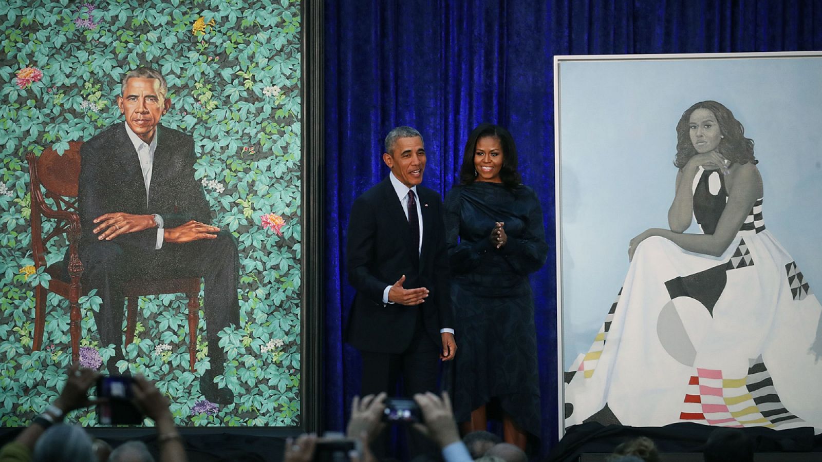 Barack Obama y Michelle Obama junto a sus retratos en la Smithsonian's National Portrait Gallery.