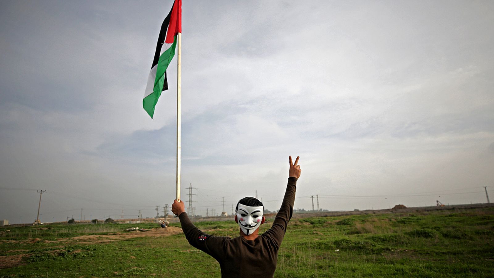 Un manifestante palestino protesta en Gaza durante los enfrentamientos con el Ejército israelí