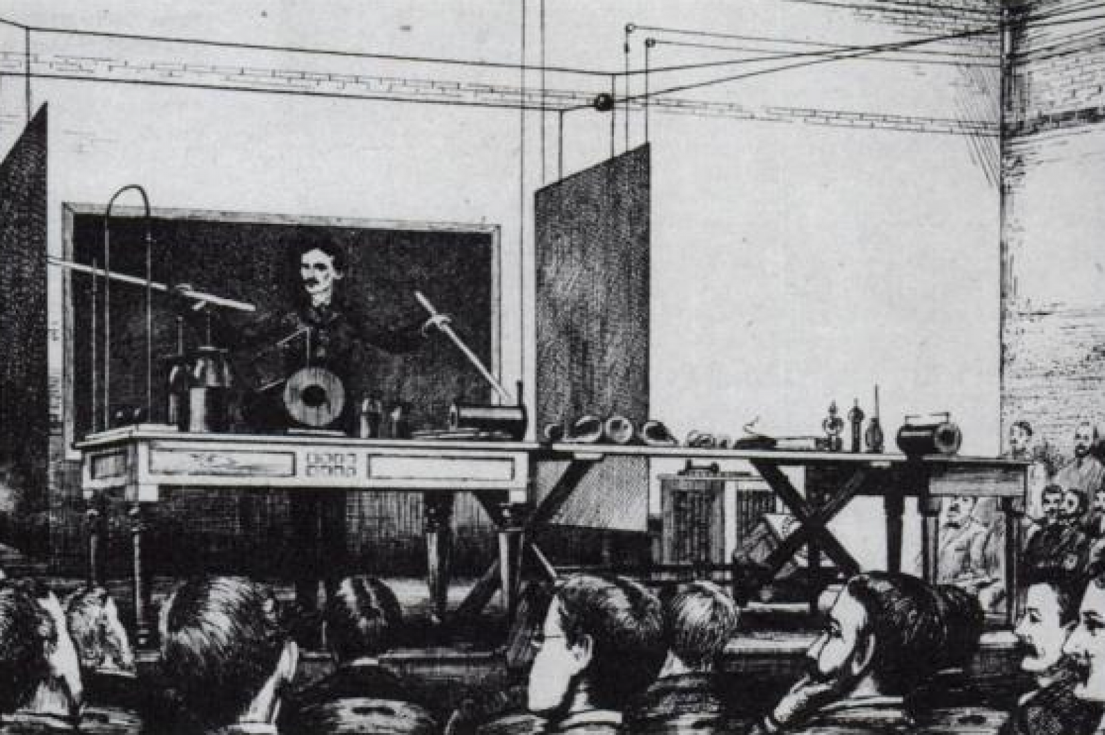 El canadiense Reginald Fessenden, con su equipo durante su retransmisión de radio desde Brant Rock el 24 de diciembre de 1906, en una imagen cedida por el archivo de Carolina del Norte (EE.UU.) y facilitada por la Unión Internacional de Telecomunicaciones de la ONU.